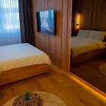Snowluxe Free Garage Apartman