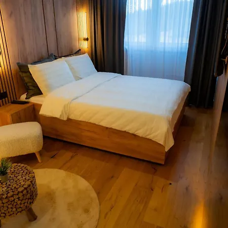 Snowluxe Free Garage